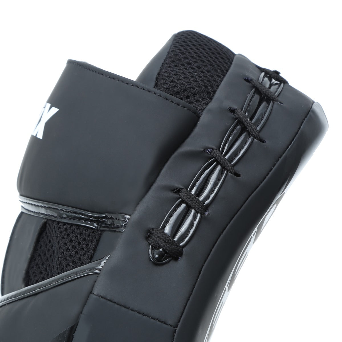 Xpeed Xpeed Matt PU Focus Pad, professional boxing punch mitts with a durable matte finish and padded grip for training.